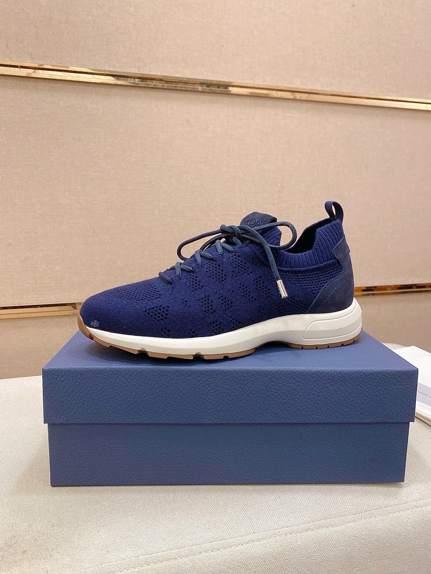 Factory price: 420💰Dior's latest men's fashion sneakers. This item draws inspiration from retro jogging shoes. Featuring a thick, low-top design, it features a mesh fabric upper and an ultra-light rubber foam sole. The side is decorated with an embossed "Di~r" logo. Code number: 39-44 (order 38, 45, 46)